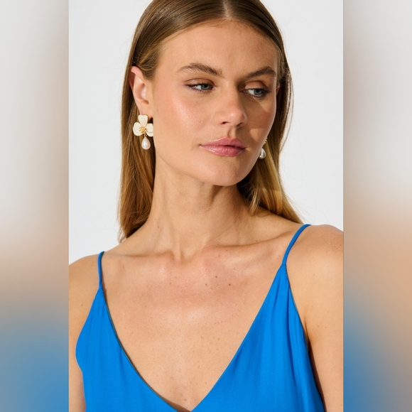 Flower Pearl Drop Earrings – Gold & White Statement Jewelry - Picture 3 of 10